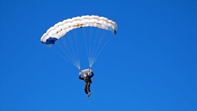 开云kaiyun-CBA赛场上的拼搏令人热血沸腾，cba精彩的比赛视频